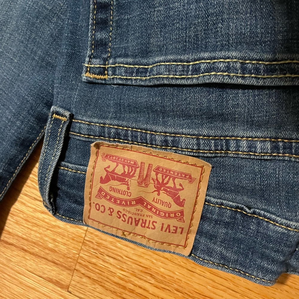 Levi’s - Picture 3 of 5
